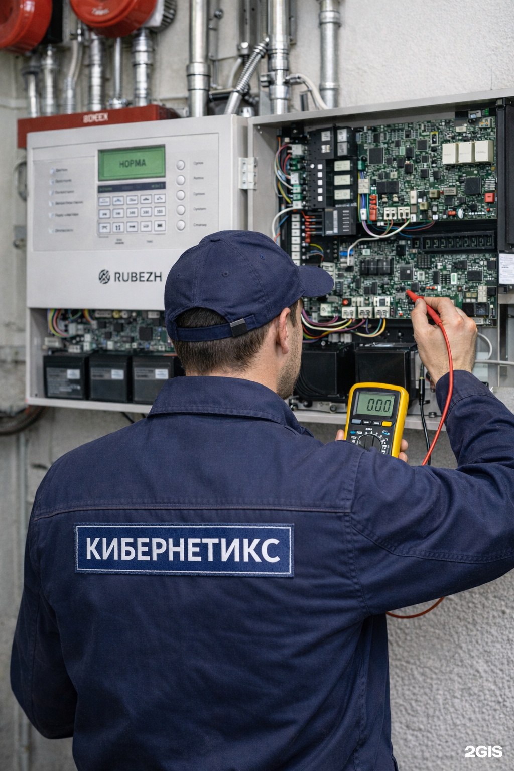 Инженер ООО КИБЕРНЕТИКС выполняет работы по обслуживанию систем безопасности
